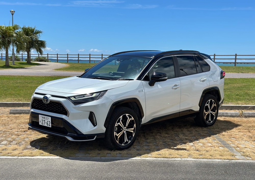 新型RAV4サンルーフ付【完全個別対応！コロナ対策除菌徹底対応！だからどこよりも安心安全！なんと那覇空港無料送迎・那覇市内ホテルへの直接配車と乗捨てに対応！★さらに！免責ゼロ・NOC補償料込】